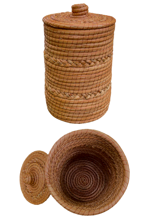 Basket with lid, pine needles