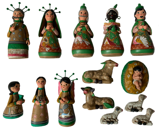 Large nativity scene with 14 figurines, green
