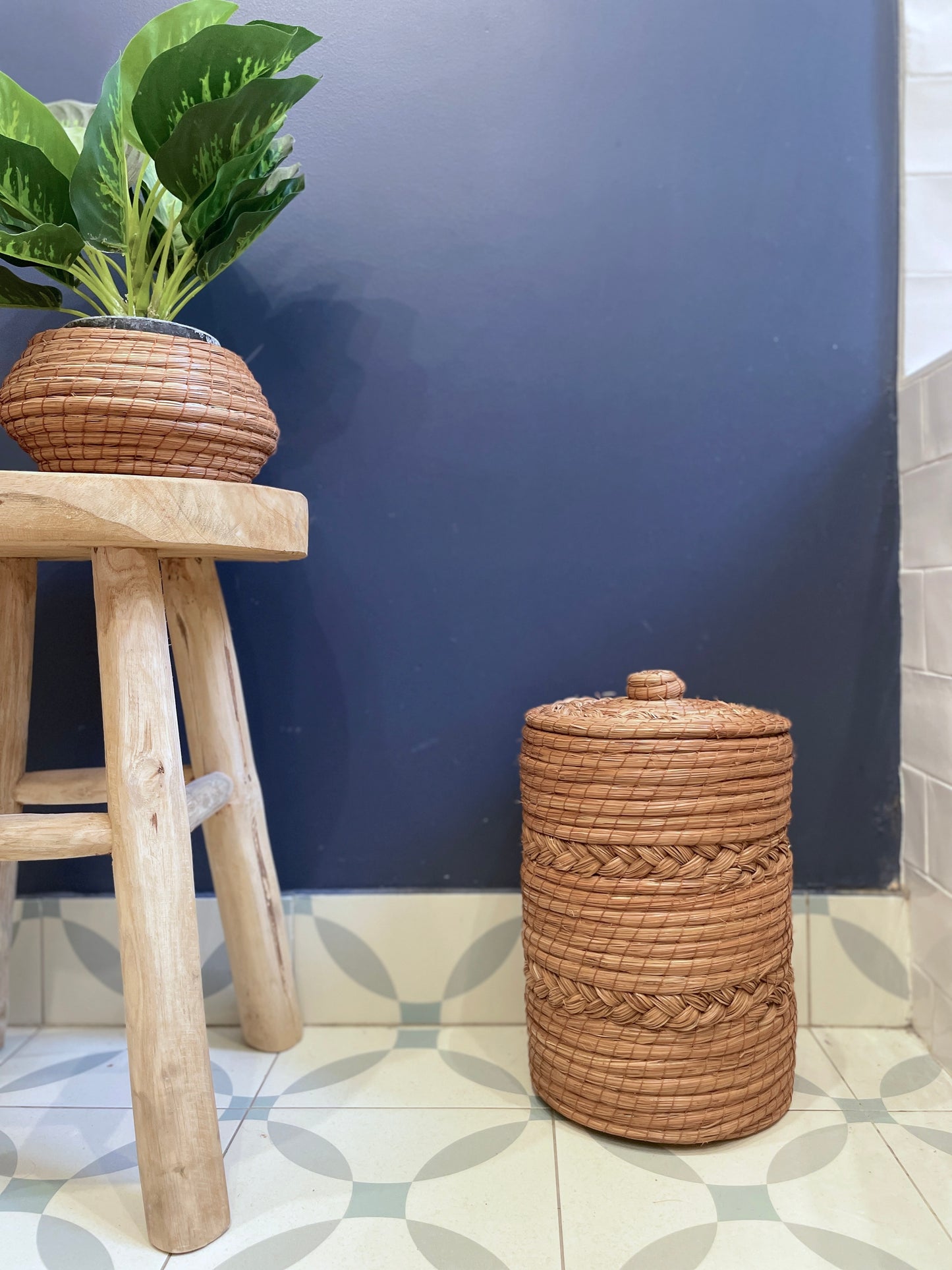 Basket with lid, pine needles